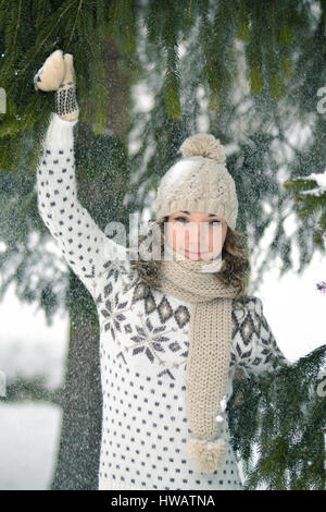 Heureux,belle,belle,belle,belle,souriant,petit,jolie,mignon,jeune fille,femme,enfant,personne,des profils dans l'hiver froid,blanc,forest jouer avec sn Banque D'Images