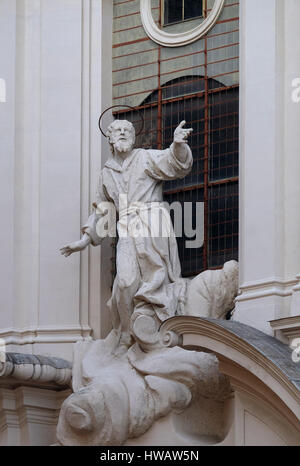 Statue de stuc de Saint François recevant les stigmates sur la façade d'Santissime Stimmate di San Francesco l'église, Rome, Italie Banque D'Images