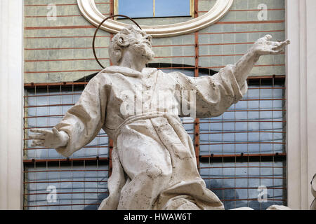 Statue de stuc de Saint François recevant les stigmates sur la façade d'Santissime Stimmate di San Francesco l'église, Rome, Italie Banque D'Images