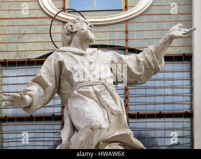 Statue de stuc de Saint François recevant les stigmates sur la façade d'Santissime Stimmate di San Francesco l'église, Rome, Italie Banque D'Images