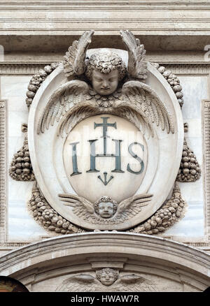 Christogram IHS, façade de l'église du Gesù, église-mère de la Compagnie de Jésus, Rome, Italie Banque D'Images