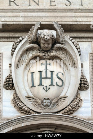 Christogram IHS, façade de l'église du Gesù, église-mère de la Compagnie de Jésus, Rome, Italie Banque D'Images