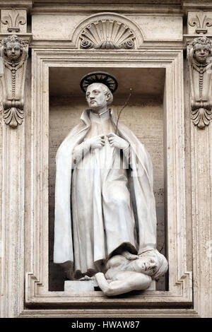 Saint François Xavier sur la façade de l'église du Gesù, église-mère de la Compagnie de Jésus, Rome, Italie Banque D'Images