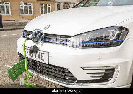 Une Volkswagen e-Golf GTE être rechargés à Londres, Royaume-Uni Banque D'Images