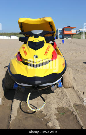 Scooter de la Dutch lifeguard association à la plage de Katwijk devant le corps de garde Banque D'Images