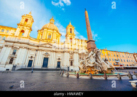 Vue de l'ensemble de l'extrême photo de l'église de Borromini célèbre de Saint Agnes sur la Piazza Navona, Rome, sur un matin tôt Banque D'Images