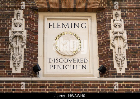 Plaque à Sir Alexander Fleming à l'extérieur de l'Hôpital St Mary, Londres, UK Banque D'Images