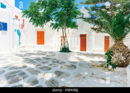 Belles rues en pierre blanchie à Mykonos, l'île de Mykonos, Cyclades, Grèce Banque D'Images