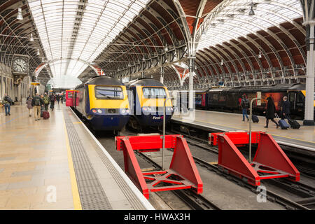 Les trains à grande vitesse Great Western Railway attendent de partir à la gare de Paddington, Londres, Angleterre, Royaume-Uni Banque D'Images