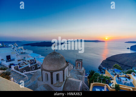 Coucher de soleil sur st. john's Church à Fira, Santorini, Grèce Banque D'Images