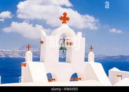 Détails d'une église dans le célèbre village d'Oia et vue sur caldeira, l'île de Santorin, Grèce Banque D'Images