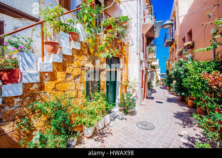 Rue de la Méditerranée pittoresque avec des escaliers et pots de fleurs, Chania, Crète, Grèce Banque D'Images