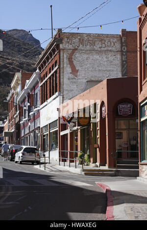 Rue principale sur une journée ensoleillée, le quartier historique, Bisbee, Arizona, USA, United States Banque D'Images