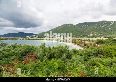 Cove Beach en jungle tropicale sur St Thomas Banque D'Images