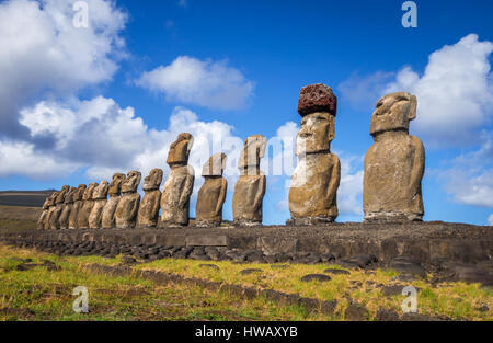 Statues Moais, ahu Tongariki, île de Pâques, Chili Banque D'Images