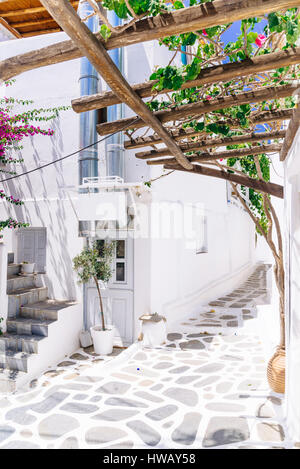 Ruelles blanchies à la chaux dans la vieille ville de Mykonos, Grèce Banque D'Images