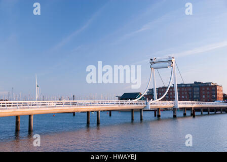 Gosport, Hants Royaume-uni - 25 déc 2014 : Millennium Bridge enjambe Forton Lake en début de soirée au coucher du soleil commence le 25 décembre à Gosport, Royaume-Uni Banque D'Images