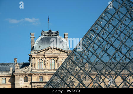 PARIS, FRANCE - Le 13 mai : Louvre libre vue extérieure le 13 mai 2015 à Paris. Avec plus de 60 000 m² d'espace d'exposition, le Louvre est le plus grand musée Banque D'Images