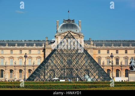 PARIS, FRANCE - Le 13 mai : Louvre libre vue extérieure le 13 mai 2015 à Paris. Avec plus de 60 000 m² d'espace d'exposition, le Louvre est le plus grand musée Banque D'Images