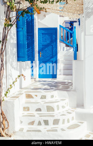 Beau blanc et bleu ruelles dans la ville de Mykonos, l'île de Mykonos, Cyclades, Grèce Banque D'Images