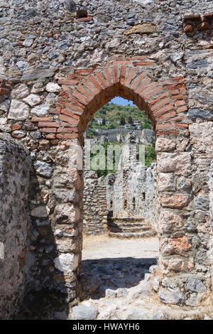 Potrait de mise en page mur château médiéval d'Alanya avec arch à partir de ce qui reste de la montée est visible Banque D'Images