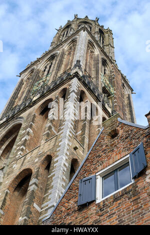 La tour de la cathédrale gothique au-dessus d'une chambre avec une fenêtre à Utrecht, Netehrlands Banque D'Images