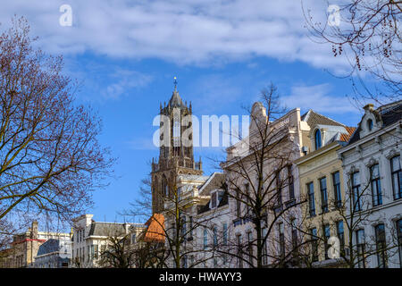 La tour de la cathédrale gothique au-dessus d'une rangée de maisons historiques d'Utrecht, Pays-Bas Banque D'Images