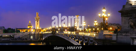 Pont Alexandre III nuit vue panorama avec le tombeau de Napoléon à Paris, France. Banque D'Images