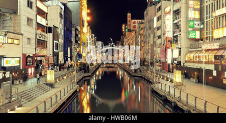 OSAKA, JAPON - 11 MAI : entreprise Dotonbori street at night le 11 mai 2013 à Osaka. Avec près de 19 millions d'habitants, Osaka est la deuxième plus grande moi Banque D'Images