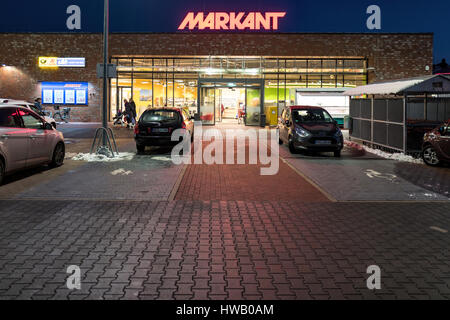 Supermarché Markant à Wismar dans le noir. Markant exploite plus de 30 supermarchés dans le Nord de l'Allemagne. Banque D'Images