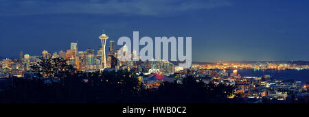 Seattle City skyline at night avec les immeubles de bureaux urbains vu de Kerry Park. Banque D'Images