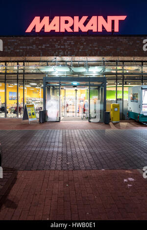 Supermarché Markant à Wismar dans le noir. Markant exploite plus de 30 supermarchés dans le Nord de l'Allemagne. Banque D'Images