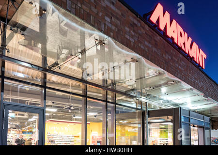 Supermarché Markant à Wismar dans le noir. Markant exploite plus de 30 supermarchés dans le Nord de l'Allemagne. Banque D'Images