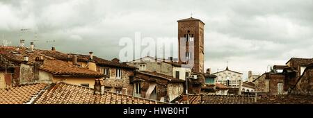 Tour de Chiesa San Pietro avec toits de bâtiments historiques vue panoramique à Lucca, Italie. Banque D'Images