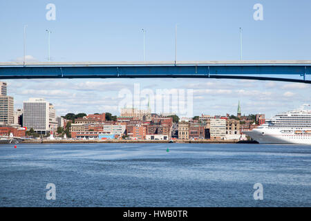 La vue d'un pont et d'un navire de croisière amarré dans le centre-ville de Saint John (Nouveau-Brunswick, Canada). Banque D'Images