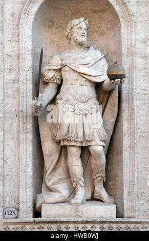 Statue de Charles le Grand sur la façade de l'église San Luigi dei Granai - Église de St Louis des Français, Rome Banque D'Images