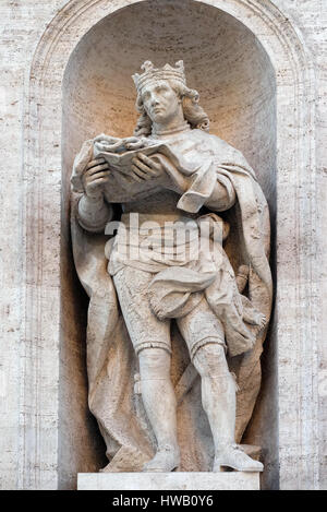 Statue du Roi Saint Louis de France sur la façade de l'église San Luigi dei Granai - Église de St Louis des Français, Rome Banque D'Images