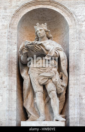 Statue du Roi Saint Louis de France sur la façade de l'église San Luigi dei Granai - Église de St Louis des Français, Rome Banque D'Images