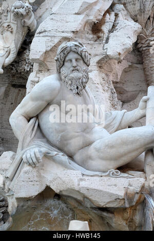 La Piazza Navona, la Fontaine des Quatre Fleuves détail montrant le fleuve-dieu Ganges par Gian Lorenzo Bernini, Rome, Italie Banque D'Images