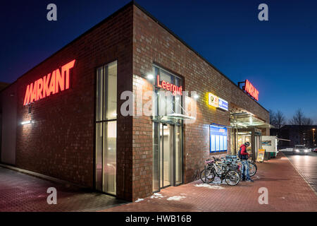 Supermarché Markant à Wismar dans le noir. Markant exploite plus de 30 supermarchés dans le Nord de l'Allemagne. Banque D'Images