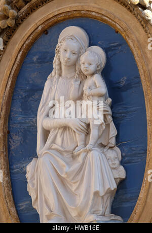 Vierge Marie avec l'enfant Jésus sur la façade d'un palais à Rome, Italie le 03 septembre 2016. Banque D'Images