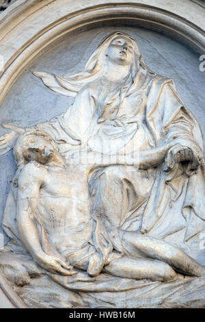 Notre Dame des Douleurs, basse relief sur la façade de l'église Sant Andrea de Urso à Rome, Italie le 02 septembre 2016. Banque D'Images