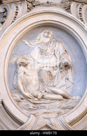 Notre Dame des Douleurs, basse relief sur la façade de l'église Sant Andrea de Urso à Rome, Italie le 02 septembre 2016. Banque D'Images