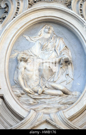 Notre Dame des Douleurs, basse relief sur la façade de l'église Sant Andrea de Urso à Rome, Italie le 02 septembre 2016. Banque D'Images