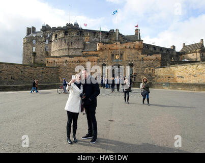 Les touristes prennent un sur la selfies esplanade du château d'Édimbourg, avec le château derrière. Banque D'Images