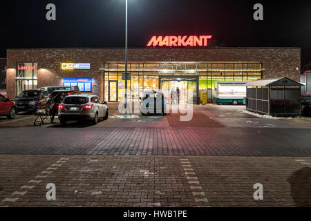 Supermarché Markant à Wismar dans le noir. Markant exploite plus de 30 supermarchés dans le Nord de l'Allemagne. Banque D'Images