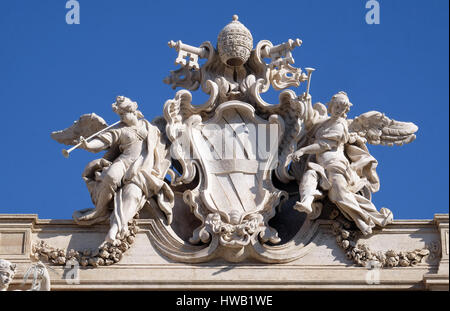 Les armoiries du pape Clément XII sur la Fontaine de Trevi à Rome. Fontana di Trevi est l'un des plus célèbre monument à Rome Banque D'Images