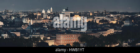 Vue panoramique sur les toits de Rome avec la ville et l'architecture ancienne en Italie pendant la nuit. Banque D'Images