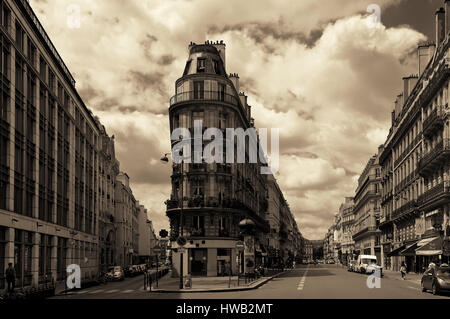 PARIS, FRANCE - Le 13 mai : Street view le 13 mai 2015 à Paris. Avec la population de 2M, Paris est la capitale et la plus grande ville de France Banque D'Images