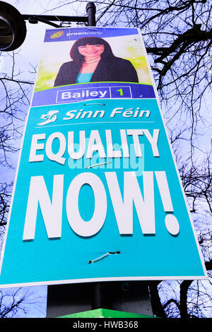 Des affiches électorales sur un lampadaire à Belfast pour Clare Bailey (Parti Vert) et le Sinn Fein appelant à l'égalité. Banque D'Images